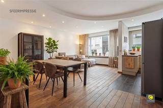 <p><span>Instapklaar gelijkvloers appartement nabij Stadspark</span></p><p><span>Op zoek naar een gezellig en praktisch appartement in een bruisende buurt van Antwerpen? Ontdek dit charmante gelijkvloers appartement aan de Antoon Van Dyckstraat 76, ideaal gelegen in de populaire wijk Zurenborg, op wandelafstand van winkels, horeca, openbaar vervoer en invalswegen. Bovendien ligt het Stadspark op slechts 4 minuten wandelen perfect voor een dagelijkse wandeling of ontspanning in het groen.</span></p><p><span>Bij het binnenkomen valt meteen de donkerblauwe tegelvloer in de inkomhal op, die een stijlvolle toegang biedt tot de rest van het appartement. Links bevindt zich de lichte leefruimte op parket, waar u ook een volledig geïnstalleerde beige keuken vindt met alle nodige voorzieningen voor hedendaags comfort.</span></p><p><span>Verder via de hal, waar zich een apart gastentoilet bevindt, komt u in de ruime slaapkamer met ingebouwde kasten. Aansluitend is er een handige opbergruimte met aansluitingen voor wasmachine en droogkast praktisch en discreet weggewerkt.</span></p><p><span>De badkamer is volledig betegeld en beschikt over een ligbad met douche</span><span>kop.</span></p><p><span>Belangrijke troeven:</span></p><ul><li><span>Elektriciteit conform </span></li><li><span>Asbestveilig</span></li><li><span>Dubbele beglazing met PVC-ramen</span></li><li><span>EPC-score D (eenvoudig te verbeteren door isolatie van het kelderplafond)</span></li><li><span>Toplocatie: rustige straat in een bruisende buurt</span></li><li><span>Stadspark op 4 minuten wandelen</span></li></ul><p><span>Of u nu op zoek bent naar uw eerste eigen stek, een investering of een pied-à-terre in de stad, dit appartement biedt comfort, veiligheid en potentieel op een uitgelezen locatie.</span></p><p><span>Mis deze kans niet maak vandaag nog een afspraak voor een bezoek!</span></p>