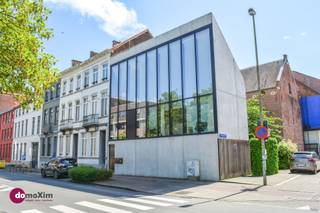 <p><span>Architecturale woning in het hart van Leuven</span></p><p><span> </span></p><p><span>In de Brouwersstraat, op wandelafstand van het bruisende centrum van Leuven, bevindt zich deze uitzonderlijke architectenwoning Een unieke woonbeleving waar architectuur, licht, rust en comfort op een vanzelfsprekende manier samensmelten.<br /><br /></span></p><p><span>Het ontwerp vertrekt vanuit de kenmerkende visie van Atelier dArchitecture van architect Bruno Erpicum: pure lijnen, maximale eenvoud en een sterke focus op ruimtebeleving en natuurlijk licht. De woning voelt tegelijk open en geborgen aan, dankzij een doordachte balans tussen transparantie en privacy. Grote glaspartijen trekken het daglicht diep naar binnen en creëren een voortdurend veranderende, warme sfeer doorheen de ruimtes.<br /><br /></span></p><p><span>De leefruimte vormt het kloppende hart van de woning en wordt gekenmerkt door indrukwekkende plafondhoogtes, verfijnde accenten en hoogwaardige afwerkingen. Het exclusieve wengé parket versterkt het warme karakter en zorgt voor een tijdloze elegantie die perfect aansluit bij de architecturale visie.</span></p><p><span> </span></p><p><span>Bijzondere aandacht werd besteed aan technologie en wooncomfort. De woning is uitgerust met </span><span>Niko Home Control-domotica</span><span>, waarmee verlichting, technieken en comfortfuncties op een intelligente manier geïntegreerd zijn. Daarnaast verbindt een </span><span>Schindler-lift</span><span> de verschillende verdiepingen, waardoor de woning niet alleen luxueus aanvoelt maar ook uitzonderlijk praktisch en toekomstgericht is.</span></p><p><span> </span></p><p><span>Een absolute troef van deze woning is de uitzonderlijke </span><span>akoestische afwerking</span><span>, uitgevoerd volgens de hoogste normen inzake geluidscomfort. Dankzij een trillingsvrije fundering, akoestische beglazing en stil uitgebalanceerde technieken zoals ventilatie geniet u van een opmerkelijk serene woonomgeving. Zowel aan de inkom als aan het terras op de tweede verdieping werden akoestische sasruimtes voorzien, terwijl een </span><span>pivoterende deur</span><span> bijkomend bijdraagt aan rust en privacy. In de leefruimte werd gewerkt met </span><span>BASWA Phon akoestische plafondpleister</span><span>, wat resulteert in een uitzonderlijk stille woonervaring. Het effect is onmiddellijk voelbaar: een woning waar rust overheerst vanaf het moment dat u binnenstapt en dit terwijl u in de stad vertoeft.</span></p><p><span> </span></p><p><span>De woning is ingedeeld over meerdere niveaus, verbonden via trap én lift. Op het gelijkvloers beschik je over een inkomhal, ruime slaapkamer met ensuite- badkamer, een afzonderlijk toilet en een geïntegreerde garage.</span></p><p><span> </span></p><p><span>De eerste verdieping vormt het hart van de woning met een luxueuze open keuken en leefruimte. Daarnaast bevindt zich hier een extra slaapkamer met ensuite- badkamer, waardoor comfortabel gelijkvloers wonen perfect mogelijk wordt.</span></p><p><span> </span></p><p><span>De bovenste verdieping voegt een extra dimensie toe aan de woning met een bijkomende leef-, werk- of ontspanningsruimte voorzien van kitchenette. Deze ruimte geeft uit op een royaal dakterras een ideale plek voor ontspanning, thuiswerk of een private lounge.</span></p><p><span> </span></p><p><span>Tot slot behaalt de woning een </span><span>EPC-score B</span><span>, wat de harmonieuze combinatie van energie-efficiëntie, hedendaags comfort en architecturale kwaliteit verder onderstreept.</span></p><p><span> </span></p><p><span>Een zeldzame woning waar architectuur niet alleen zichtbaar is, maar vooral voelbaar wordt in licht, ruimte, stilte en verfijnd wooncomfort.<br /><br /></span></p><p><span>Bel ons vandaag nog om je bezoek in te plannen!</span></p>