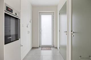 <p><span>Deze instapklare woning combineert modern comfort met een warme, huiselijke sfeer. Met een bewoonbare oppervlakte van ongeveer 160 m² biedt ze voldoende ruimte voor een gezin dat comfortabel en energiezuinig wil wonen.</span></p><p><span>Op het gelijkvloers bevinden zich een inkomhal met gastentoilet, een lichtrijke leefruimte met open keuken en een praktische berging. De eerste verdieping telt twee slaapkamers, een bureau of kinderkamer, een badkamer met bad en toilet en een aparte wasplaats. Op de tweede verdieping is er een ruime slaapkamer of hobbyruimte met douche en een mooi uitzicht over de achterliggende velden.</span></p><p><span>De zuidgerichte tuin is volledig aangelegd en voorzien van een terras, tuinhuis en tuinberging. Daarnaast is er een carport en zijn er verschillende moderne installaties aanwezig, zoals zonnepanelen, airconditioning, een laadpaal, ventilatiesysteem D en een automatisch sproeisysteem. Met een E-peil van 49 dat in de praktijk nog lager ligt dankzij de zonnepanelen is deze woning bijzonder energiezuinig.</span></p><p><span> </span></p><p><span>Enkele Troeven:</span></p><ul><li><span>EPC A </span></li><li><span>Elektriciteit conform </span></li><li><span>Zonnepanelen en airco's </span></li><li><span>Laadpaal</span></li><li><span>Instapklaar en uitstekend onderhouden</span></li><li><span>Ruime en lichtrijke kamers met mooi uitzicht</span></li></ul><p><span> </span></p><p><span>Rustige en kindvriendelijke ligging in Mol-Millegem, vlak bij scholen, winkels, het openbaar vervoer en op slechts 2,5 kilometer van het centrum van Mol</span></p>