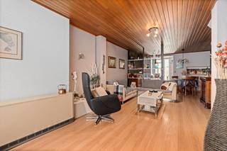 <p>Te koop: gesloten bebouwing in het centrum van Sint-Niklaas, met een leuke stadstuin en terras.</p>

<p>Deze woning aan de Lodewijk de Meesterstraat biedt veel mogelijkheden voor wie wil wonen in een levendige stad, op wandelafstand van winkels, openbaar vervoer en het treinstation. De gezellige stadstuin van 41 m² en het terras vormen een fijne plek om te ontspannen.<br /><br />Dankzij de centrale ligging geniet je van alle voorzieningen binnen handbereik, terwijl de indeling ruimte biedt voor persoonlijke invulling.</p>

<p>Belangrijkste ruimtes:<br />• Ruime woonkamer (30 m²) met ingemaakte kasten<br />• Keuken (11 m²) met oven, elektrische kookplaat en ingemaakte kasten<br />• Twee slaapkamers (16 m² en 18 m²)<br />• Badkamer (5 m²) met ligbad, toilet, wastafel in meubel en ingemaakte kasten<br />• Berging (8 m²)<br />• Zolder (25 m²) bereikbaar via vaste trap<br />• Stadstuin (41 m²) en terras</p>

<p>Troeven:<br />• Centraal gelegen in Sint-Niklaas<br />• Veel mogelijkheden voor renovatie of inrichting<br />• Leuke stadstuin en terras</p>

<p>Neem vandaag nog contact op met je ERA-makelaar voor een bezoek.</p>

<p>JOUW DROOMHUIS. ZO GEVONDEN!</p>