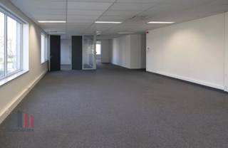 <strong>393 m²</strong> stijlvolle<strong> kantoorruimte </strong>te huur (en te koop).<br />Uitstekend gelegen  vlak bij de <strong>R0 </strong>op- en afrit Groot-Bijgaarden met een vlotte verbinding naar het knooppunt met de<strong> E40</strong>. Tevens vlot bereikbaar met het openbaar vervoer (bus, tram en trein): station Sint-Agatha-Berchem ligt op 200 m. <br /><br />De kantoorruimte is gelegen op het gelijkvloers en omvat vergaderzalen, een meetingsruimte voor one-to-one gesprekken, eetruimte met kitchenette en moderne sanitaire voorzieningen,<br /><br />Het kantoor maakt deel uit van het “<strong>Inter Access Park</strong>” en biedt een professionele, comfortabele werkomgeving. Het gebouw is uitgerust met liften, toegangscontrole en een brandalarm. <br /><br />Er is ruime parkeergelegenheid voorzien, met de mogelijkheid tot aankoop.<br />Daarnaast zijn ook andere oppervlaktes beschikbaar, van<strong> 383 m² tot 2.780 m²</strong>, zowel te koop als te huur.<br /><br />Dankzij de ligging in een levendige buurt geniet u bovendien van een ruim aanbod aan winkels en eetgelegenheden in de directe omgeving, ideaal voor zowel medewerkers als bezoekers.<br /><br />Contacteer <strong>PANORAMA B2B</strong> voor meer informatie, plannen of een vrijblijvend plaatsbezoek via <strong>0477 09 00 09.</strong>