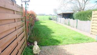 <p>Bent u op zoek naar een renovatieproject, zonder renovatieplicht, met potentieel én een uitzonderlijke ligging? Dan is deze woning precies wat u zoekt. De woning beschikt momenteel over twee slaapkamers en een zolderruimte, die tal van mogelijkheden biedt voor uitbreiding of herinrichting. Mits de nodige renovatiewerken kan dit pand omgevormd worden tot een gezellige en functionele thuis, volledig naar uw eigen smaak en wensen. De absolute troef van deze eigendom is zonder twijfel het <strong>adembenemende, blijvende open zicht</strong> zowel vooraan als achteraan. U geniet hier in alle rust van uitgestrekte velden in agrarisch gebied – een zeldzame combinatie van vrijheid, groen en privacy. Kortom, een ideale opportuniteit voor handige renovatoren, investeerders of wie droomt van wonen in een landelijke omgeving met zicht op de natuur.<br /><br /><span>Indeling</span><br /><span>Gelijkvloers</span> (57m²)<br />Leefruimte met aansluitend de keuken. De keuken is nog functioneel. Gastentoilet. Traphal naar de eerste verdieping. Ingerichte badkamer. Buiten hebben we een extra bergruimte met zoldering. <br /><br /><span>1e Verdieping </span>(35m²)<br />Twee ruime slaapkamers. Op de nachthal bevindt het zolderluik. <br /><br /><span>2e Verdieping</span> (25m²)<br />Een zolderruimte om in te richten.<br /><br /><span>Extra</span><br />Aardgas. Op het gelijklvloers hebben we ramen met dubbele beglazing. Op het verdiep is het enkele beglazing. Rolluiken. De tuin achteraan kijkt uit op adembenemend uitzicht van de velden.</p>