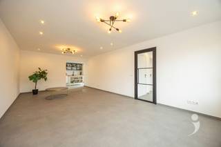 <p><span>Op zoek naar een stijlvolle woning waar comfort, ruimte en energiezuinigheid hand in hand gaan? Dan is deze volledig gerenoveerde halfopen bebouwing absoluut een bezoek waard!</span></p><p><span> </span></p><p><span>Via de inkomhal met gastentoilet komen we in de lichtrijke leefruimte, bestaande uit een gezellige zithoek en eetplaats. Aansluitend bevindt zich de moderne, volledig uitgeruste keuken met ingebouwde koelkast, vriezer, inductiekookplaat, oven, microgolfoven, vaatwasser en meer dan voldoende kastruimte.Vanuit de keuken is er toegang tot het zonnige, aangelegde terras. Op het gelijkvloers is er bovendien een eerste slaapkamer, een polyvalente ruimte die perfect kan dienen als bureau, hobbyruimte of extra berging, en een aparte bijkeuken/wasplaats.</span></p><p><span> </span></p><p><span>De eerste verdieping beschikt over twee ruime slaapkamers met laminaatvloer en een comfortabele badkamer voorzien van ligbad, aparte regendouche, dubbele wastafel en een tweede toilet.</span></p><p><span> </span></p><p><span>Aan de voorzijde van de woning wordt momenteel een zuidgerichte tuin aangelegd. Tevens worden hier nog twee private autostaanplaatsen voorzien.</span></p><p><span> </span></p><p><span>Extra troeven: EPC-label A, zonnepanelen, asbestvrij en conforme elektriciteit.</span></p><p><span> </span></p><p><span>Interesse in deze energiezuinige woning? Contacteer ons via 016 15 31 19 of <span>leander@immolivit.be</span></span><span> voor meer informatie of een bezoek ter plaatse.</span></p>