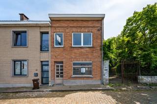<p><span><strong>Te renoveren woning met 3 slaapkamers, stadstuin en veel potentieel.</strong></span></p><p><span>Deze ruime woning biedt een uitstekende basis voor wie op zoek is naar een renovatieproject met mogelijkheden. Dankzij de praktische indeling, drie slaapkamers en de aangename stadstuin kan je hier een woning creëren die volledig aansluit bij jouw eigen wensen en woonstijl. Gelegen in een rustige woonomgeving en op korte afstand van dagelijkse voorzieningen.</span></p><p><span><strong>Indeling:</strong> inkomhal, ruime leefruimte met toegang tot het terras, keuken, badkamer, apart toilet en berging. Op de eerste verdieping bevinden zich twee slaapkamers. De tweede verdieping omvat een derde slaapkamer en een aparte bureauruimte, ideaal als thuiswerkplek, hobbyruimte of extra polyvalente kamer.</span></p><p><span>De woning biedt verschillende mogelijkheden voor wie graag de handen uit de mouwen steekt en een eigendom wil vernieuwen volgens eigen smaak en budget.</span></p><p><span>Te koop via Immo Beguin, jouw vastgoedexpert sinds 2009.</span></p><p><span>✉️ </span><span>emmy@immobeguin.be</span></p>