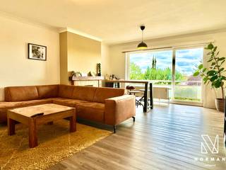 Welkom in dit instapklaar 2-slaapkamer appartement met EPC B, ondergrondse autostaanplaats, ondergrondse berging en terras te Kuurne!<br /><br />Dit ruim 2-slaapkamer appartement op de eerste verdieping is toegankelijk via de lift of trap.<br />Bij het betreden van het appartement komt u binnen in de inkomhal met apart gastentoilet. Aansluitend bevindt zich de lichtrijke leefruimte, met plaats voor zowel een zithoek als eetplaats. Via het schuifraam heeft u toegang tot het aangename terras.<br />Verder is er de keuken, uitgerust van fornuis, dampkap, en oven. Aanpalend bevindt er zich een eerste praktische bergruimte, met plaats voor een wasmachine en droogkast.<br /><br />Verder zijn er 2 ruime, volwaardige slaapkamers en een volledig vernieuwde badkamer, uitgerust met inloopdouche en wastafel.<br /><br />Tot slot bezit dit appartement over een ondergrondse staanplaats, alsook een tweede ondergrondse bergruimte.<br />Verder is er nog een gezamenlijke fietsenberging.<br /><br />TROEVEN:<br />+ Elektriciteit conform<br />+ EPC B<br />+ Ondergrondse autostaanplaats en berging inbegrepen