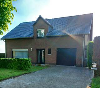 Welgelegen, instapklare woning in open bebouwing op ruim perceel te Buggenhout.<br /><br />Bent u op zoek naar ruimte, rust en comfort voor uw gezin? Deze solide, perfect onderhouden woning in open bebouwing op een mooi perceel van 7,6 are biedt het allemaal. Gelegen op een boogscheut van het centrum van Buggenhout, geniet u hier van een goede levenskwaliteit. Met een idyllisch uitzicht op achterliggend agrarisch gebied en een zonovergoten tuin, is dit de ultieme plek om thuis te komen. Deze woning is volledig instapklaar en wacht op haar nieuwe eigenaars!<br /><br />Indeling en troeven van de woning:<br />• Licht &amp; Ruimte: Via de uitnodigende inkomhal met gastentoilet betreedt u de royale, lichtrijke woonkamer (34 m²). Aansluitend vindt u de volledig uitgeruste leefkeuken (14 m²) en een gezellige veranda (15 m²), die naadloos aansluit op het zuidwest gerichte terras (36 m²).<br />• Kamers voor het hele gezin: De centrale nachthal (11 m²) biedt toegang tot drie zéér ruime slaapkamers (25 m², 15 m² en 15m²), met de eenvoudige mogelijkheid om een vierde slaapkamer of bureau (9 m²) te creëren. De badkamer (12 m²) is voorzien van alle comfort: een ligbad, douche, wastafel en extra toilet.<br />• Opbergruimte in overvloed: De woning beschikt over een droge, geventileerde kelder (10 m²), een inpandige garage (21 m² met alle nutsvoorzieningen), een extra vrijstaande garage (18 m²) én een ruime zolder (100 m²) die over de gehele woning loopt.<br />• Buitenleven voor genieters: De tuin (ca. 200 m²) en grote moestuin (ca. 260 m²) met serre en tuinhuis zijn een droom voor wie houdt van groen en ontspanning. <br /><br />Essentiële informatie van de woning:<br />• Stedenbouw: Gelegen in woongebied met landelijk karakter (Vg Wg Gdv Gvkr Vv)<br />• Watertoets: De kaarten van de watertoets vermelden geen problemen op gebied van watergevoeligheid.<br />• EPC: 456 kWh/m²/jaar (label E), renovatieplicht om energetisch te verbeteren binnen 5 jaar. EPC verslag beschikbaar bij kijkdag.