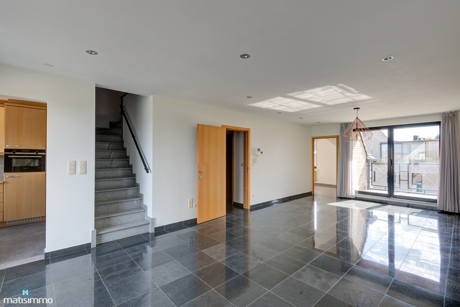 DUPLEXAPPARTEMENT MET 2 SLAAPKAMERS, 2 TERRASSEN EN GARAGEBOX AAN HET CENTRUM VAN BILZEN - foto 4