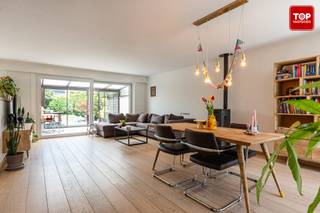 Deze instapklare woning is gelegen in de geliefde Camille d'Havestraat, een rustige en groene verkaveling met bosjes, wandelwegjes en een vijver vlakbij. Aansluitend bevindt zich de door Stad Gent beschermde groenzone Oude Bareel, wat deze buurt een bijzonder aangenaam karakter geeft. Winkels, scholen, horeca en openbaar vervoer liggen vlakbij, net als de belangrijkste invalswegen en het centrum van Gent.<br /><br />De woning werd in augustus 2021 grondig gerenoveerd met aandacht voor kwaliteit, comfort en energiezuinigheid. Zo werden hoogrendementsramen en -deuren van Deceuninck geplaatst, het dak, de spouwmuren en de verdieping volledig geïsoleerd en de plafonds vernieuwd. De badkamer en het sanitair werden volledig vernieuwd, net als de vloer op de bovenverdieping en in de veranda.<br /><br />Verwarming gebeurt via energiezuinige warmtepompen, die tegelijk ook voor airconditioning zorgen. Daarnaast zijn er een warmtepompboiler en een pelletkachel die via afstandsbediening of smartphone bediend kan worden. Het resultaat is een uitstekende energiescore met EPC-label A.<br /><br />De woning beschikt over 4 slaapkamers waarvan één ingericht is als bureau / dressing. Verder is er nog een inpandige garage. <br /><br />Een verzorgde, energiezuinige woning op een locatie waar groen, rust en bereikbaarheid perfect samengaan. Contacteer Top Vastgoed voer een bezoek op 0475 700 700.
