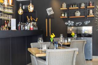 <p>ALTRO VASTGOED VERKOOP Je kan er niet omheen kijken... de uiterst commercieel gelegen  handelsruimte van 230 m² in de strandlaan te Sint-Idesbald. Omwille van de constructie met palen kunnen alle binnenmuren worden weggenomen en is elke activiteit hier mogelijk. Deze eigendom is vrij van huurovereenkomst en onmiddellijk beschikbaar. Wenst u graag meer informatie of een bezoek aan deze uiterst commercieel gelegen eigendom? Contacteer vastgoedmakelaar Wim Gevaert - 0473 70 40 71 (7/7) of wim@altro-vastgoed.be</p>