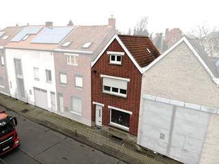 Welkom in de Oude Ieperseweg 4 te Heule. De woning werd voorzien van nieuwe ruiten en het dak werd reeds geïsoleerd.<br /><br />Op het gelijkvloers is er een inkom, leefruimte, zitruimte, keuken met doorgang naar het terras en onderhoudsvriendelijke tuin, ruime badkamer en toegang tot de kelder.<br /><br />Verdiep 1 heeft 2 kamers die nog verder moeten afgewerkt worden (vb. plak en schilderwerk).<br />Er is een vaste trap naar de zolder waar een derde gezellige kamer kan gemaakt worden.<br /><br /><br />PLUSPUNTEN:<br />+ Locatie<br />+ Vernieuwde ketel warm water<br />+ Vernieuwde ramen + geïsoleerd dak<br />+ Onderhoudsvriendelijke tuin met tuinhuis