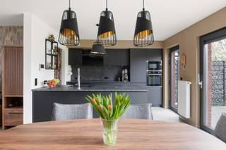 <p><span>We treffen deze woning, gebouwd in 2020, in Aartselaar. De gemeente is gelegen tussen de E19 en de A12, vlakbij Antwerpen, Brussel en andere steden, en op een boogscheut van het gezellige dorpscentrum met winkels, horeca en dagelijkse voorzieningen binnen handbereik. Een bushalte bevindt zich vrijwel voor de deur. Wie de groene omgeving opzoekt, kan in natuurgebied De Reukens of de Rupelstreek verkennen per fiets.</span></p><p><span>Op het gelijkvloers verwelkomt een inkomhal met ingebouwde kasten u in de woning. Er is een apart toilet met handenwasser. De zeer ruime woonkamer geniet van veel lichtinval en beschikt over een trendy ingebouwde bureau aan de straatzijde. De open keuken voldoet aan alle hedendaags comfort en heeft aansluitend een handige provisieruimte. Uw wagen kunt u kwijt op de oprit of in de ruime garage van maar liefst 50 m², die perfect dienst kan doen als werkplaats of magazijn en voorzien is van water, toilet, lavabo, een mogelijke doucheaansluiting en voldoende stopcontacten. De tuin is maar liefst 480 m² groot en beschikt over meerdere terrassen met aansluitingen, een tuinhuis, moestuin en kippenhok.<br />Op de eerste verdieping bevinden zich vier slaapkamers op epoxyvloer, waarvan twee voorzien zijn van ingebouwde kasten. De badkamer is uitgerust met een ligbad en toilet. De tweede verdieping is bereikbaar via een vaste trap en volledig geïsoleerd.</span></p><p><span>Bijzonderheden: 10 zonnepanelen, regenwaterput, ventilatiesysteem C, gevelisolatie en elektrische installatie conform.</span></p><p><span>P-score: A</span></p><p><span>G-score: A</span></p>