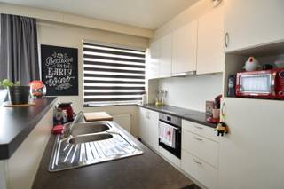 Op wandelafstand van winkels, scholen en andere voorzieningen bevindt zich dit instapklare appartement. Dankzij de centrale ligging geniet je hier van alle comfort van het stadsleven, zonder in te boeten aan rust en privacy.<br /><br />Indeling als volgt:<br />Je komt binnen via een aangename inkomhal met gastentoilet. De lichtrijke leefruimte biedt eveneens plaats aan een volledig ingerichte keuken. Vaatwasser en oven werden recent vervangen.<br />Moderne badkamer met douche en dubbele lavabo.<br />We tellen 2 volwaardige slaapkamers en een wasplaats met bijhorende berging.<br /><br />Op het zonneterras (achterzijde) kan je even tot rust komen of lekker zonnen.<br /><br />Aan de voorzijde bevindt zich nog een extra balkon met zicht op het levendige straatbeeld.<br /><br />EXTRA TROEF: Private kelderberging en autostandplaats inbegrepen in de huurprijs.<br /><br />Beschikbaarheid: 01/03/2026<br />Adres: Rekollettenstraat 1C/22, Kortrijk<br />Huurprijs: 895 EUR/maand + 50 EUR/maand syndic of een totaal van 945 EUR/maand<br />Onze referentie. DEV4922