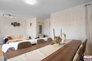 <p>Deze woning is rustig gelegen met een vlotte verbinding naar het centrum van Oudegem en vlakbij Appels, Dendermonde, Schoonaarde, Mespelare, Gijzegem en Aalst. In de nabije omgeving zijn voorzieningen zoals winkels, scholen, openbaar vervoer, fiets-en wandelpaden. De woning is momenteel verhuurd voor 690 €/maand wat dit ook interessant maakt als investering. Huidige indeling: een leefruimte, een geïnstalleerde keuken, een opbergruimte en een apart toilet. Op de verdieping bevinden zich een nachthal, een badkamer met wastafel + douche en zijn er twee slaapkamers. Tot slot is er een zolder. TROEVEN: géén renovatieplicht, rustig maar zeer centraal gelegen, kortom een unieke kans! Vragen, meer info of een bezoek? Contacteer Charlotte van IMMO TROEF: 052 52 52 00 – info@immotroef.be</p>
