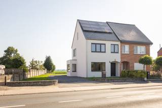 <strong>Volledig gerenoveerde gezinswoning met zicht op weide op een onderhoudsvriendelijk perceel van 9 are 45 ca!</strong><br />De woning werd in 2025 volledig gestript en voorzien van een kwalitatieve afwerking. De verwarming is gelijkvloers volledig voorzien van vloerverwarming alsook de badkamer op de eerste verdieping. Het pand beschikt over drie ruime slaapkamers met een voorraadkelder en ruime wasplaats aan de achterzijde van het gebouw. <br />Tevens zijn er zonnepanelen geplaatst en beschikt u over een gunstige EPC-score van 58 kWh/m² of label A.<br />Kortom, het instapklaar karakter is bij deze woning volledig van toepassing!<br /><br /><strong>Indeling:</strong><br />Kelderverdieping:<br />+ Voorraadkelder met verwarmingsinstallatie<br /><br />Gelijkvloers:<br />+ Inkomhal<br />+ Leefruimte met veel lichtinval<br />+ Eethoek met erker<br />+ Keuken voorzien van alle toestellen <br />+ Achterinkom / wasplaats<br />+ Apart toilet<br /><br />1ste verdieping:<br />+ Nachthal<br />+ Volledig ingerichte badkamer<br />+ Twee ruime slaapkamers<br /><br />Zolderverdieping:<br />+ Zeer ruime slaapkamer<br /><br />Tuin:<br />+ Zicht op weide <br />+ Ruim bijgebouw te plaatsen<br /><br /><strong>Troeven:</strong><br />+ EPC-label A - gunstig voor de aanvraag van een lening<br />+ Ruim oppervlaktes<br />+ Op wandelafstand van het centrum<br />+ Kwalitatieve en professionele afwerking<br /><br />Ben jij op zoek naar een instapklare woning voorzien van een goede afwerking?<br />Neem contact met ons op en we helpen u graag dichtblij verder.