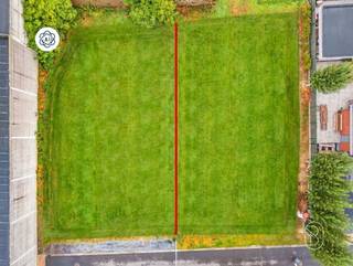 Te koop: bouwgrond van 584 m² in OoigemIn Wielsbeke bevindt zich deze interessant gelegen bouwgrond met een oppervlakte van 584 m². Een mooie kans voor wie zijn eigen woning wil bouwen en daarbij graag zelf de stijl en indeling bepaalt.Voor wie is dit ideaal?Ideaal voor mensen die op zoek zijn naar een mooi perceel om hun toekomstige woning volledig naar eigen wens te realiseren.Te koop via Immo Beguin, jouw vastgoedexpert sinds 2009, met kantoren in Ronse, Waregem, Kortrijk, Deinze, Doornik, Lessines, Moeskroen en Nieuwpoort.