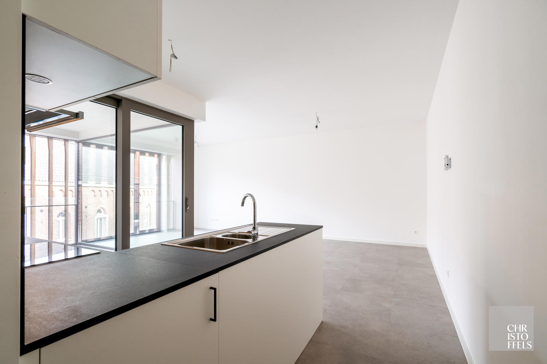 TE HUUR ONDER BTW - Modern lichtrijk appartement met 2 slaapkamers in hartje Lanaken! - foto 2