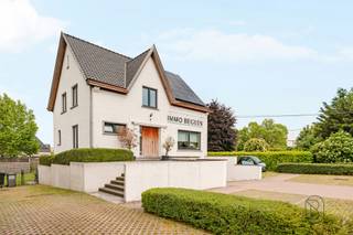 <p>Dit kantoorgebouw + appartement/extra kantoor met parking en tuin is ideaal commercieel gelegen genietend van visibiliteit. <br />Tevens ideale opbrengsteigendom bestaande uit 2 huisnummers.</p><p>* Gelijkvloers: Handige kelder/garage, + veel bergruimte<br />* Verdiep 1: leuk ingerichte kantoorruimtes met keuken en sanitaire voorzieningen, <br />* Verdiep 2: extra ingerichte kantoorruimte/appartement met keuken, badkamer en eventuele slaapkamer</p><p>Voorzien van zonnepanelen, aparte tellers, cv aardgas, conforme elektriciteit.</p><p>Bezoek na afspraak met Immo Beguin; charlotte@immobeguin.be</p>