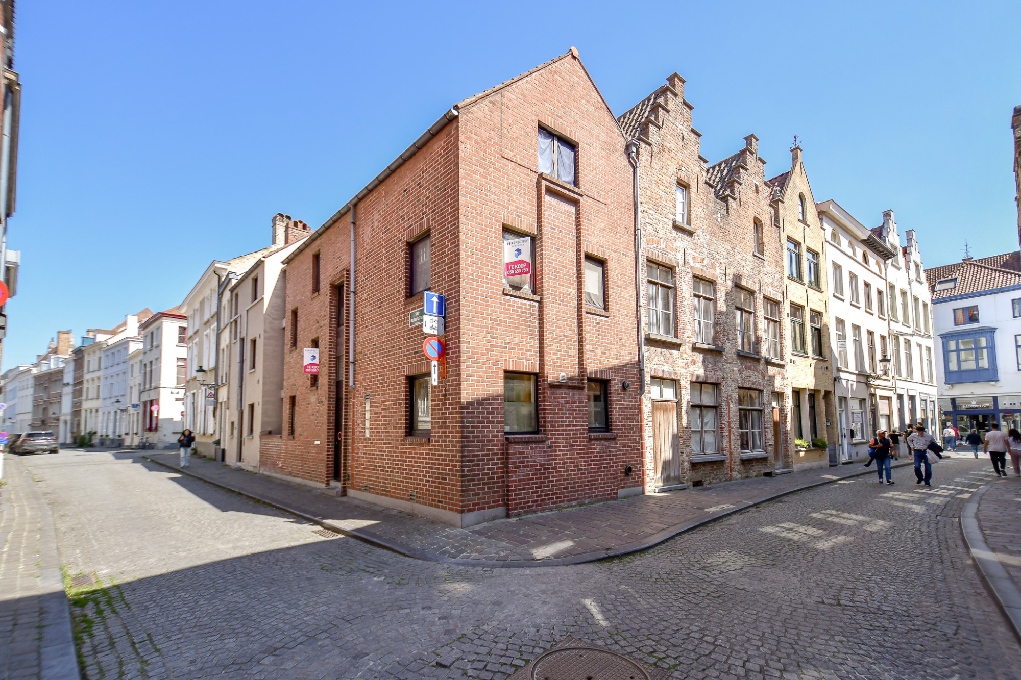 Ruime lichtrijke hoekwoning met 4 slpk en stadskoer - foto 1