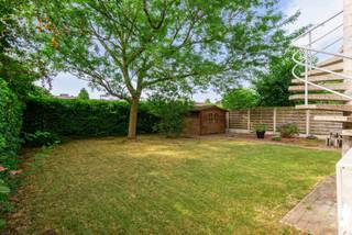 <p><strong>Uitzonderlijk ruim duplex appartement met 5 slpks (ca. 277 m²) en zonovergoten terras + privatieve tuin</strong></p>
<p>Bent u op zoek naar ruimte, comfort én een uitstekende ligging? Dan zal dit unieke duplex appartement u meteen weten te overtuigen. Met een bewoonbare oppervlakte van maar liefst ca. 277 m², een zuidgericht terras én een privatieve tuin, combineert dit eigendom het gevoel van wonen in een huis met de voordelen van een appartement.</p>
<p><strong>Troeven van deze eigendom:<br /></strong>- Uitstekende ligging met vlotte verbinding naar belangrijke invalswegen<br />- Scholen, winkels, openbaar vervoer en het park ‘Romeinse Put’ op wandelafstand<br />- Royale bewoonbare oppervlakte van ca. 277 m²<br />- Zuidgericht terras en tuin voor maximale zonbeleving<br />- 5 volwaardige slaapkamers + aparte bureauruimte <br />- Aparte ingang met fietsenberging<br />- Geen vaste maandelijkse kosten</p>
<p><strong>Technische kenmerken:<br /></strong>- Vernieuwd schrijnwerk in aluminium/PVC met driedubbele beglazing<br />- Recent vernieuwde keuken en badkamer<br />- Verwarming op gas (CV)<br />- Asbestvrij<br />- Energiezuinig met EPC-label B (129 kWh/m²)<br />- Sunscreens aan het keukenraam</p>
<p><strong>Indeling:<br /></strong><strong>Eerste verdieping<br /></strong>Via de inkomhal met praktische fietsenberging betreedt u de woning. De riante en lichtrijke leefruimte (ca. 45,5 m²) vormt het hart van het appartement en sluit aan op de volledig geïnstalleerde keuken met zicht op het zonnige terras.<br />Aansluitend bevindt zich een handige bijkeuken/wasplaats. Verder is er een apart gastentoilet en een bureauruimte (ca. 9 m²), ideaal voor thuiswerk.<br />Het absolute pronkstuk is het ruime, zuidgerichte terras (ca. 45 m²) met trap naar de privatieve tuin op het gelijkvloers.</p>
<p><strong>Tweede verdieping<br /></strong>De nachthal geeft toegang tot maar liefst 5 volwaardige slaapkamers (ca. 20 – 19,5 – 14,5 – 10,5 – 7 m²).<br />Daarnaast is er een apart toilet en een ruime badkamer uitgerust met een inloopdouche, ligbad en dubbele wastafel.</p>