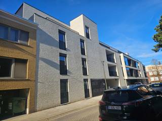 BEZOEK AANVRAGEN ENKEL MOGELIJK VIA VOLGENDE LINK: https://verlinden.mijnhuurprofiel.be/property/6f8bb60f-f615-4870-baa9-a01eef77c9ff<br /><br />Dit nieuwe, energiezuinige dakappartement is gelegen in het centrum van Mol op wandelafstand van winkels, horeca, scholen, openbaar vervoer...<br /><br />Het appartement op de 3de verdieping is bereikbaar via de lift of de gemeenschappelijke trappenhal. Via de inkomhal met gastentoilet kom je terecht in de leefruimte en open keuken. Deze is volledig geïnstalleerd en voorzien van alle comfort; een vaatwasser, koelkast, inductiekookplaat, afzuigkap, combi-oven, spoeltafel en voldoende opbergruimte. Naast de keuken is de berging met aansluiting voor de wasmachine voorzien.<br /><br />Via de nachthal kom je bij de 2 slaapkamers en de badkamer, uitgerust met inloopdouche, handdoekdroger en wastafel met meubel.<br /><br />Aan beide kanten van het appartement is er een terras voorzien zodat je heel de dag kan genieten van de zon.<br /><br />In de kelder is er een kelderberging en autostaanplaats aanwezig.<br /><br />Huurprijs: €950/maand | gemeenschappelijke kosten: €45/maand | beschikbaarheid: onmiddellijk | EPB in opmaak