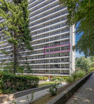 <p><strong>Ruim appartement met 3 slaapkamers, terras, ondergrondse parkeerplaats en private kelderberging.</strong></p><p></p><p>Op de vijfde verdieping van een verzorgd appartementsgebouw, bereikbaar met de lift, bevindt zich dit aangename appartement met een functionele indeling. De woning biedt een ruime leefruimte, drie slaapkamers, een terras en het comfort van een private parkeerplaats en kelderberging.</p><p></p><p>Via de inkomhal komt u in de lichtrijke leefruimte, waar de grote ramen zorgen voor een aangename natuurlijke lichtinval. Aansluitend bevindt zich het terras. De aparte keuken is eveneens bereikbaar vanuit de inkomhal. Vanuit de leefruimte leidt de nachthal naar het slaapgedeelte, met drie slaapkamers, een badkamer met ligbad en een afzonderlijk toilet.</p><p></p><p>Dankzij de goede basis, de ruime kamers en de praktische indeling biedt het appartement verschillende mogelijkheden om het naar eigen smaak te moderniseren en verder in te richten.</p><p></p><p>Een private kelderberging en ondergrondse autostaanplaats zijn inbegrepen in de verkoopprijs. Ze zorgen voor extra bergruimte en het comfort van parkeren binnen het gebouw.</p><p></p><p>De ligging in Jette vormt een bijkomende troef, met een goede bereikbaarheid en diverse voorzieningen in de omgeving. Deze eigendom is dan ook interessant voor zowel eigen bewoning als investering.</p><p></p><p><strong>EPC: 145 kWh/m²/jaar – label C</strong></p>