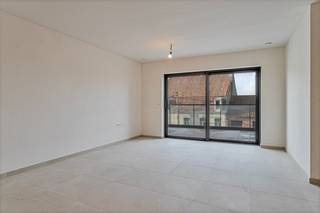 Uniek project in het centrum van Avelgem.<br />Appartement op de <strong><span>tweede verdieping met een woonoppervlakte van 81m² en een terras achteraan van 15m²</span></strong>.<br />Ruime en<span> <strong>lichtrijke woonkamer</strong></span>, 1 slaapkamer,<strong><span> keuken met alle voorzieningen</span></strong>, berging. Badkamer met lavabo en douche.<br />Gemeenschappelijke<span><strong> fietsenberging.</strong></span> Open staanplaats is optioneel aan te kopen.<br />Hieronder kunt u het grondplan bekijken. Prijzen excl. BTW , registratie en andere kosten.<br />Wenst u meer info, aarzel niet om <strong><u>Lode te contacteren op het nr 0479/748616</u></strong> !