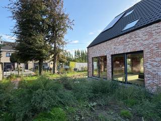 Deze woningen kunnen aangekocht worden aan 6% BTW als enige eigen woning of voor 15 jaar verhuur.<br /><br />Binnenkort uw nieuwe energiezuinige thuis in een rustige straat in Maldegem maken? Mis deze kans niet! OPLEVERING EIND 2026/BEGIN 2027!<br />Van deze 3 nieuwbouwwoningen wordt binnenkort gestart met de binnenafwerking. Hierbij kiest u volledig zelf nog de keuken, badkamer, vloeren, binnendeuren, …<br /><br />De woningen zijn bijzonder degelik opgebouwd met betonnen tussenverdieping én 2 betonnen trappen. Ze scoren zeer goed qua energiezuinigheid dankzij de WARMTEPOMPEN met vloerverwarming, ZONNEPANELEN, superisolerende beglazing, vloer- muur- en dakisolatie, ventilatie type D,… Daarnaast zijn 2 regenwaterputten van elk 7500L voorzien.<br /><br />De woningen zijn gelegen vlakbij centrum Maldegem. Daarnaast is er een vlotte verbinding met Antwerpen via de N49 en met het binnenland via de E40 te Aalter.<br /><br />Contacteer Bonne Vastgoed 7 op 7 voor meer info via 0468/104040 of info@bonnevastgoed.be