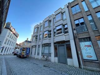 Op een zeer centrale locatie in de binnenstad vinden we dit GEZELLIG en VERZORGD appartement terug. Indeling: inkomhall, leefruimte met OPEN...