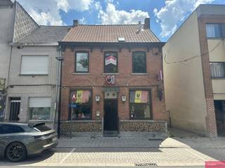 <p><span>Te renoveren handelshuis met zonnig terras</span></p><p><span>Bent u op zoek naar een eigendom met tal van mogelijkheden? Dan is dit ruime handelshuis met geïntegreerde woonst beslist een bezoek waard. Dankzij de combinatie van een handelsruimte en woning is dit pand ideaal voor zelfstandigen, horeca-uitbaters, investeerders of wie wonen en werken wil combineren.</span></p><p><span>Het gelijkvloers beschikt over een bruikbare oppervlakte van maar liefst 165 m² en deed jarenlang dienst als café. Vooraan bevindt zich de voormalige caféruimte, centraal zijn er sanitaire voorzieningen en een ruimte voor een keuken. Achteraan ligt een polyvalente zaal 52m² met een afzonderlijk sanitair. Een belangrijke troef is de aparte zij-ingang, waardoor de achterliggende zaal volledig onafhankelijk toegankelijk is.</span></p><p><span>Aansluitend bevindt zich een terras/tuin van ca. 74 m².</span></p><p><span>De woonst op de eerste verdieping omvat leefruimte, twee slaapkamers en een badkamer. Op de tweede verdieping bevindt zich een geïsoleerde zolder, die tal van mogelijkheden biedt voor een toekomstige inrichting.</span></p><p><span>Verder beschikt het pand over een kelder van ca. 17 m².</span></p><p><span> </span></p>