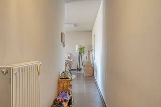 Dit verrassend verfijnde appartement van 72 m² op de zevende verdieping vertelt een verhaal van rust en vrijheid. Binnen ontmoet een knappe...