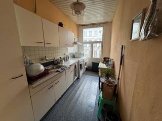 Interessante investeringsopportuniteit met een jaarlijkse huuropbrengst van circa € 45.500! <br /><br />Deze opbrengsteigendom, gelegen in de Houwerstraat te Antwerpen, biedt een interessante opportuniteit voor investeerders die op zoek zijn naar een vastgoedbelegging met onmiddellijke huurinkomsten en toekomstig renovatiepotentieel.<br />Het gebouw is momenteel ingedeeld in 7 verhuurde woonunits/studio's, verspreid over het gelijkvloers en drie verdiepingen.<br />De eigendom bevindt zich in een te renoveren staat en biedt mogelijkheden tot herwaardering en optimalisatie, uiteraard rekening houdend met de geldende stedenbouwkundige voorschriften en vergunningen.<br /><br />Huidige huurinkomsten:<br />Gelijkvloers± 75 m² € 558,67/mnd<br />1ste vooraan± 39 m² € 496,45/mnd<br />1ste achteraan± 27 m² € 549,96/mnd<br />2de vooraan± 39 m² € 579,96/mnd<br />2de achteraan± 27 m² € 615,00/mnd<br />3de vooraan± 39 m² € 361,00/mnd<br />3de achteraan± 27 m² € 630,00/mnd<br />Totale maandelijkse huuropbrengst: € 3.791,04/mnd. Totale jaarlijkse huuropbrengst: € 45.492,48/jr. Daarnaast betaalt iedere huurder maandelijks € 40 provisie voor water en elektriciteit van de gemeenschappelijke delen.<br /><br />Verhuurbare oppervlakte: +/- 273 m² (gemene delen +/- 40 m²)<br /><br />Belangrijke informatie:<br />Hoewel het gebouw momenteel is ingedeeld in 7 woonunits, beschikt de eigendom slechts over 3 officiële busnummers. De stedenbouwkundige en vergunningsrechtelijke toestand van de bestaande indeling dient door de kandidaat-koper te worden nagegaan.<br /><br /><strong>Alle vermelde oppervlaktes zijn indicatief. De stedenbouwkundige toestand, vergunde indeling en conformiteit van de woonunits dienen door de kandidaat-koper te worden geverifieerd.</strong><br /><br /> 