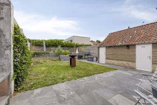 Ruim huis met 5 slaapkamers, 2 badkamers en uitweg via de tuin. Deze instapklare woning onderging in 2006 een totaalrenovatie en combineert op...