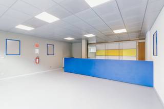 <p>Investeren in zekerheid en zichtbaarheid. Dit handelspand bevindt zich op een <strong>toplocatie </strong>in het centrum van Boechout, waar winkels en horeca zorgen voor een levendige passage. Ideaal voor wie op zoek is naar een <strong>stabiele vastgoedbelegging</strong>.</p><p>Het pand bestaat uit een mooie handelsruimte met veel daglicht. De indeling is flexibel en biedt mogelijkheden voor diverse commerciële activiteiten.</p><ul><li>Het pand is verhuurd aan 1.475 euro per maand.</li><li>Strategisch interessante locatie</li><li>Instapklaar en goed onderhouden</li></ul>