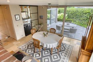 INDELING:<br /><br />Gelijkvloerse verdieping:<br />- inkomhal met vestiaire en gastentoilet <br />- lichtrijke woonkamer met het salon (op niveau) die voorzien is van een houtkachel<br />- verzorgde -perfect uitgeruste- keuken met kwalitatieve materialen<br />- extra berging<br />- praktische garage met aansluiting voor wasmachine en droogkast<br />- kelder<br /><br />Tussenverdieping:<br />- badkamer met bad en enkele lavabo<br />- aangrenzende slaapkamer <br /><br />Eerste verdieping<br />- 2 volwaardige slaapkamers <br />- badkamer met douche, dubbele lavabo en toilet<br />- extra ruime zolderruimte die kan dienen als opslag<br /><br />De west-georiënteerde tuin werd recent volledig aangelegd, er zijn verschillende terrassen, zalig om te genieten.  <br /><br />Extra troeven:<br />- Reeds 12 zonnepanelen van 275wp aanwezig!<br />- 10.000l regenwater<br />- elektrische keuring conform gekeurd!<br />- woning met architecturale elementen <br />- airco voorzien in 2 slaapkamers<br /><br />Deze eigendom wordt aangeboden via Pre-sale. Bezoeken aan deze eigendom vinden plaats op maandag 21 september en woensdag 23 september.  Ook op zaterdag 26 september is er een finale bezoekmogelijkheid. Bij verdere interesse kan je een vast en onvoorwaardelijk bod uitbrengen tegen zaterdag 26 september om 12u. De vermelde prijs is een lanceerprijs. <br /><br />Wenst u meer info over deze woning of wenst u een bezoek ter plaatse? Contacteer Yoshi Vandeginste (0474 49 50 38 - yoshi.vandeginste@dewaele.com)<br /><br />De eigendom wordt aangeboden via de Pre-sale formule. Van 21/09/2026 om 09:00 tot 26/09/2026 om 12:00 kan u het huis op afspraak komen bezichtigen en een bod uitbrengen. De vermelde prijs is een instelprijs. Voor meer info, gelieve contact op te nemen met de dossierverantwoordelijke.<br /><br />Bestuursmaatregelen in het maatregelenregister: nee