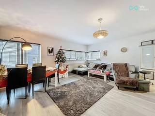<p>Interesse in dit appartement? Reageren kan enkel via 'Mijn huurprofiel' of via volgende link: https://wi-antwerpen-zuidrand.mijnhuurprofiel.be/property/4e331d85-5515-4ab4-a9bb-69b23dfbcceb<br /><br />Midden in het levendige centrum van Boechout wacht dit charmante appartement op zijn nieuwe bewoners! Alles wat je nodig hebt ligt op een steenworp afstand: winkels, gezellige cafés, restaurants en alle voorzieningen die het leven makkelijk maken.<br /><br /></p>
<p>Je komt binnen in een ruime, lichtrijke woonkamer met een open, volledig geïnstalleerde keuken – een aangename plek om te koken en te ontspannen.<br />Vanuit de woonkamer heb je toegang tot een aangenaam terras, groot genoeg voor een tafel en stoelen om te genieten van de buitenlucht.</p>
<p>De grote slaapkamer baden in het licht dankzij het brede raam en bieden beide voldoende ruimte voor een tweepersoonsbed en kast. De badkamer is uitgerust met een lavabomeubel en een douche en is voorzien van voldoende opbergruimte.</p>
<p>Troeven op een rij:</p>
<ul>
<li>
<p><strong>2 comfortabele slaapkamers</strong></p>
</li>
<li>
<p><strong>Een nette badkamer</strong></p>
</li>
<li>
<p><strong>Een gezellige woonkamer en eetkamer</strong></p>
</li>
<li>
<p><strong>Een praktische keuken<br /></strong></p>
</li>
<li><strong>Een handige nachthal en apart toilet</strong></li>
</ul>
<strong></strong>Dit appartement biedt comfortabel wonen met alles binnen handbereik – ideaal voor koppels die op zoek zijn naar een praktische en gezellige woonplek in Boechout.<br /><br />Interesse in dit appartement? Reageren kan enkel via 'Mijn huurprofiel' of via volgende link: https://wi-antwerpen-zuidrand.mijnhuurprofiel.be/property/4e331d85-5515-4ab4-a9bb-69b23dfbcceb