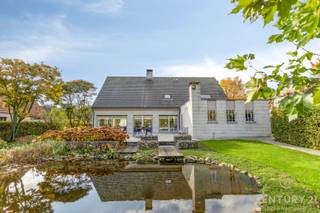 <p>Uiterst rustig gelegen royale villa met fraai aangelegde tuin op ca. 2420m²</p>
<p>Imposante inkomhal met vestiaire en gastentoilet. De inkomhal geeft ook meteen toegang tot het bureau.</p>
<p>Via dubbele eikenhouten deuren komt u in de ruime L-vormige woonkamer op natuursteen met vloerverwarming, een sfeervolle houthaard en een panoramisch zicht op de aangelegde tuin alsook het zonneterras.</p>
<p>Geïnstalleerde keuken met gezellig ontbijthoekje, praktische bergplaats met aansluiting voor de was- en droogmachine. Nachthal met praktische ingemaakte kasten, master bedroom, badkamer met ligbad, douche en dubbele wastafel. Dubbele inpandige garage met automatische paneeldeur.</p>
<p>Via de prachtige eiken trap komt u op de overloop van de slaapverdieping waar zich 4 bijzonder ruime slaapkamers, nachttoilet, kleedkamer en de badkamer liggen. De geïsoleerde zolder is te bereiken met een schuiftrap.</p>
<p>Buiten:</p>
<p>Mooi aangelegde tuin die geniet van volledige privacy met groot (nieuw aangelegd) zonneterras ca. 85 m²! handig beregeningssysteem, 2 tuinbergingen, mooie vijverpartijen en afgezet extra stuk voor kippen of konijnen.</p>
<p>Kortweg een droom voor wie rust en ruimte kan waarderen.</p>
<p>Bijzonderheden:</p>
<ul>
<li>Natuurstenen vloeren</li>
<li>Eiken trap en binnendeuren</li>
<li>Dubbele inpandige garage</li>
<li>Elektrische rolluiken met tijdschakelaar</li>
<li>Deels vloerverwarming</li>
<li>Nieuwe zonnepanelen geplaatst 2023</li>
<li>CV vervangen 12/2023</li>
</ul>
