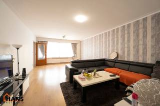 Inkomhal; apart toilet; leefruimte op laminaat; keuken met kasten, spoelbak, kookplaat, dampkap en ruimte voor een eigen vaatwasser en...