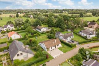 <p><span>Dans le quartier calme et verdoyant de Lievekensbossen, situé au Mimosalaan 6 à Schiplaken, se trouve cette spacieuse maison familiale offrant de nombreuses possibilités. La propriété est située sur un beau terrain de pas moins de 10 ares et bénéficie d'un emplacement résidentiel agréable avec un accès facile aux commodités, aux écoles et aux routes principales.</span></p><p><span>À l'intérieur, la maison propose une disposition étonnamment spacieuse. Au rez-de-chaussée, il y a un grand espace de vie ouvert où le salon, la cuisine ouverte et la salle à manger s'harmonisent. Grâce à l'agencement ouvert, vous pouvez profiter d'un agréable sentiment d'espace et de beaucoup de lumière naturelle. À l'arrière de la maison, se trouve la salle à manger avec vue sur le jardin.</span></p><p><span>De plus, la maison dispose de quatre chambres à coucher et de deux salles de bains, ce qui la rend particulièrement adaptée aux familles nombreuses ou à ceux qui souhaitent un espace supplémentaire pour un bureau ou une salle de loisirs.</span></p><p><span>Le confort pratique est également présent avec un garage intégré et une allée pouvant accueillir deux voitures.</span></p><p><span>Cette propriété nécessite des travaux de rénovation, mais cela constitue une occasion idéale pour les acheteurs potentiels à la recherche d'une maison qu'ils peuvent terminer entièrement selon leur goût et leurs souhaits. Avec la vaste superficie habitable, la disposition fonctionnelle et le beau terrain, cette propriété offre une excellente base pour créer un foyer contemporain et confortable.</span></p><p><span>Atouts :</span></p><ul><li><span>Situé dans le quartier calme et prisé de Lievekensbossen </span></li><li><span>Terrain d'environ 10 ares </span></li><li><span>4 chambres </span></li><li><span>2 salles de bains </span></li><li><span>Espace de vie ouvert spacieux avec salon, cuisine ouverte et salle à manger </span></li><li><span>Garage intégré </span></li><li><span>Allée pour 2 voitures </span></li><li><span>De nombreuses possibilités de rénovation et d'extension </span></li><li><span>Environnement verdoyant et convivial pour les enfants </span></li></ul><p><span>Une occasion unique pour ceux qui recherchent un projet de rénovation dans un excellent emplacement à Schiplaken.</span></p>