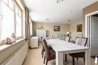 <strong>Twee-slaapkamerappartement met terras en garagebox op rustige locatie in Schilde</strong><br /><br /><strong>Op een aangename en rustige locatie in Schilde, met winkels, scholen, openbaar vervoer en belangrijke invalswegen binnen handbereik, bevindt zich dit verzorgde appartement op de eerste verdieping. Dankzij de praktische indeling, het ruime terras en de aparte garagebox vormt dit een ideale woonst voor wie op zoek is naar comfort en een centrale ligging.</strong><br /><br /><strong>Indeling: </strong><br />- een <strong>inkomhal</strong>;<br />- een lichtrijke <strong>leefruimte </strong>met een aangename woon- en eetkamer;<br />- een verzorgde <strong>keuken </strong>voorzien van diverse inbouwtoestellen;<br />- een praktische <strong>provisieberging </strong>aansluitend aan de keuken;<br />- een <strong>nachthal</strong>;<br />- een <strong>wasplaats </strong>met spoelbak en aansluiting voor wasapparatuur;<br />- een <strong>badkamer </strong>uitgerust met een dubbel lavabomeubel, <strong>ligbad</strong> en <strong>douchecabine</strong>;<br />- een apart <strong>gastentoilet </strong>met handenwasser;<br />- een ruime <strong>hoofdslaapkamer </strong>(ca. 15m²)<strong> </strong>met <strong>rechtstreekse toegang tot het terras</strong>;<br />- een<strong> tweede slaapkamer </strong>(ca. 6 m²)<br /><br /><strong>Terras:</strong><br />- een ruim <strong>terras </strong>van ca. 16 m²;<br />- bereikbaar vanuit de hoofdslaapkamer;<br />- een aangename buitenruimte om in alle <strong>rust </strong>te genieten.<br /><br /><strong>Algemeen:</strong><br />- appartement gelegen op de <strong>eerste verdieping</strong>;<br />- gebouw voorzien van een <strong>lift</strong>;<br />- <strong>aparte garagebox </strong>inbegrepen;<br />- verwarming op aardgas via radiatoren;<br />- manuele <strong>rolluiken aan de slaapkamers</strong>;<br />- <strong>gunstige</strong> <strong>ligging </strong>nabij winkels, horeca, scholen, openbaar vervoer en verbindingswegen<br /><strong>- lage onkosten: € 50/maand (forfaitaire kosten)</strong><br /><strong>- onmiddellijk beschikbaar</strong>