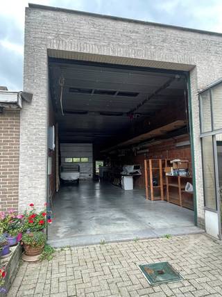 <p>Dit goed toegankelijk magazijn van 90m² (5 x 18) met een poorthoogte van 4 meter is gelegen aan de Moorselbaan in Aalst, een strategische locatie die uitstekende mogelijkheden biedt voor uw bedrijfsactiviteiten. De veelzijdigheid van deze ruimte laat zich moeiteloos aanpassen aan verschillende opslag- of werkbehoeften, waardoor het een ideale keuze is voor ondernemers die behoefte hebben aan ruimte en flexibiliteit.<br /><br />De opgegeven prijs is excl btw en deelname in de OV.</p>
 

<p>Aarzel niet ons te contacteren voor bezoek of meer informatie.</p>