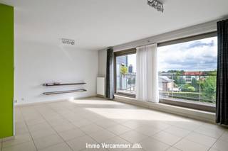 <p><span>Recent & perfect instapklaar dakappartement, gunstig gelegen pal in het centrum van Putte.</span></p><p><span> </span></p><p><span>Dit knap 2-slaapkamer appartement is gelegen op de derde verdieping van een recente residentie, bouwjaar 2008, en is vlot toegankelijk via lift of trap. Het appartement is functioneel ingedeeld en werd afgewerkt met duurzame materialen. Een gunstig EPC is hiervan het gevolg. Grote raampartijen zorgen voor veel lichtinval. De woonkamer met open keuken bieden een gezellige thuis. De twee mooie terrassen geven een prachtig uitzicht, achteraan over achterliggend groen en tuinen. De ruime inkomhal / nachthal biedt toegang tot twee ruime slaapkamers en een badkamer met douche, een apart gastentoilet. Bovendien is er een autostaanplaats achteraan het gebouw en een zeer ruime kelderberging, inbegrepen in de prijs.</span></p><p><span> </span></p><p><span>Dankzij de gunstige ligging pal in het aangename centrum zijn winkels, scholen, een wekelijkse markt en openbaar vervoer op wandelafstand te bereiken.</span></p><p><span> </span></p><p><span>Op zoek naar een mooi appartement voor eigen bewoning of als investering? Mis deze kans niet en contacteer ons via 015/755 444 of <span>info@immovercammen.be</span></span><span> .</span></p><p><span> </span></p>