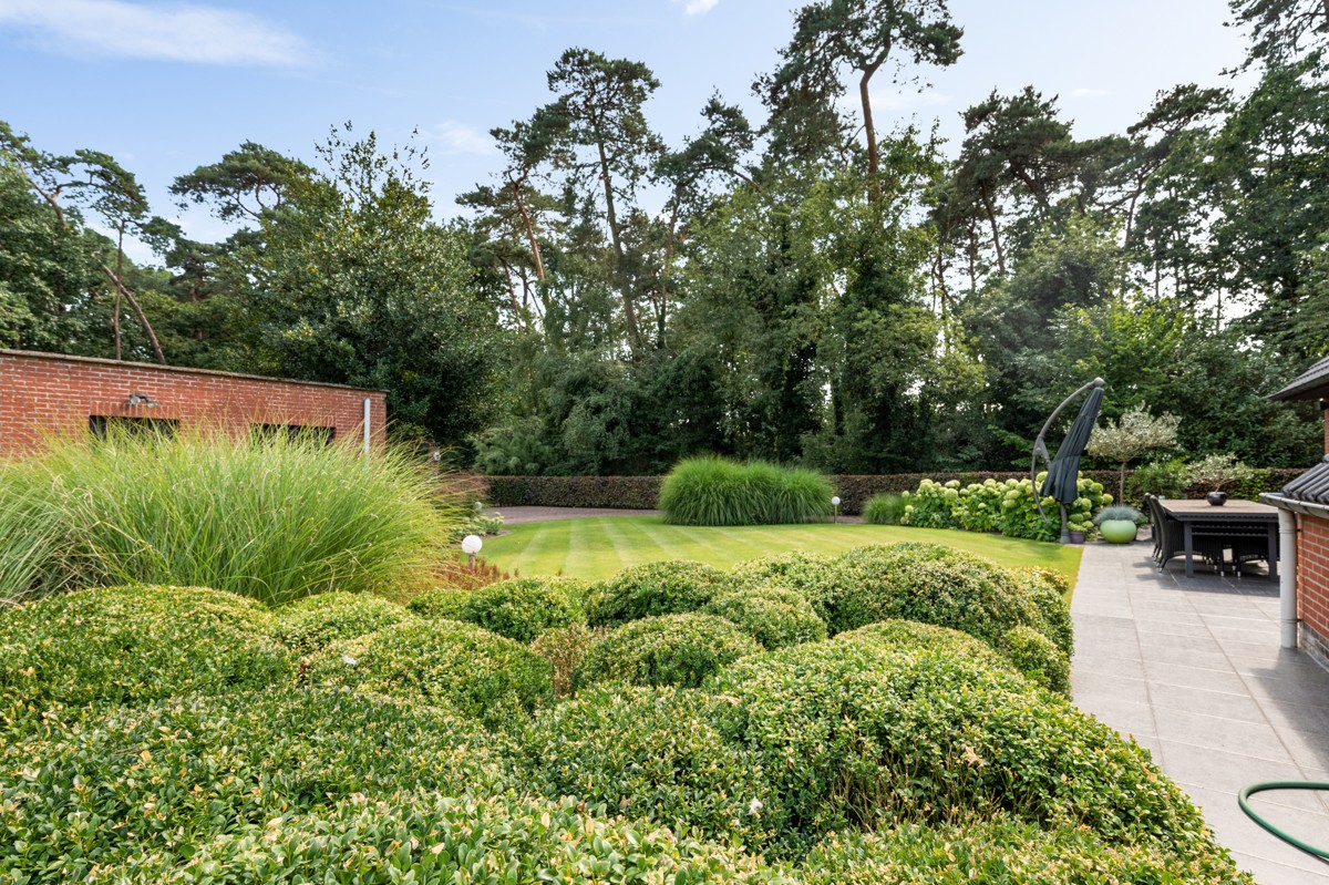 Ruime gezinswoning op 1135 m² met mogelijkheid tot 5 slaapkamers vlakbij het centrum van Zoersel. - foto 2