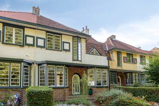 In de historisch en beschermde tuinwijk in Deurne-Zuid ontworpen door architect Eduard Van Steenbergen en gelegen naast het Boekenberg Park, bevindt zich recht tegenover het park deze instapklare cottagewoning welke werd gerenoveerd in 2001.<br />Uiteraard is de woning voorzien van de klassieke voortuin en karaktervolle gevel. Bij het binnenkomen is er een mooie inkomhal met apart toilet. De leefruimte werd vergroot en voorzien van heel veel licht door grote raampartijen en heeft voor de gezelligheid een inbouwhaard. Hier is eveneens airco voorzien. De keuken is volledig geïnstalleerd en is betrokken bij de living. Met een groot schuifraam komt u op het terras dat toegang geeft tot de kelderruimte. De tuin is ruim met achteraan een saunaruimte voorzien van toilet en douche.<br />Op de eerste verdieping zijn er 2 grote slaapkamers en een badkamer met aansluitend wasplaats. Met een vaste trap komt u op de zolder die helemaal is ingericht als slaapkamer of hobbyruimte.<br />Onderaards is er een verrassend ruime en handige kelder.