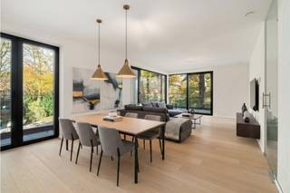 In het project <strong>Groenzicht </strong>in <strong>Rumbeke</strong> vindt u dit ruim en lichtrijk appartement van 97 m², waar comfort, rust en een praktische indeling samenkomen. Met twee volwaardige slaapkamers is het ideaal voor koppels of kleine gezinnen.<br /><br />De leefruimte met open keuken en keukeneiland is afgewerkt met hoogwaardige materialen en toestellen, en voorzien van een stijlvolle parketvloer die zorgt voor een warme uitstraling.<br /><br />De badkamer is uitgerust met zowel een bad als een douche en beschikt over twee lavabo’s, wat zorgt voor extra comfort.<br />Een grote troef is de prachtig aangelegde en onderhouden parktuin binnen het project, die zorgt voor een uitzonderlijk gevoel van rust en privacy in een groene omgeving.<br /><br />Daarnaast geniet u van een centrale ligging met winkels, bakkers en slagers op korte afstand, waardoor alles binnen handbereik is.<br /><br /><strong>Troeven van dit appartement:</strong>
<ul>
<li>97 m² bewoonbare oppervlakte</li>
<li>2 volwaardige slaapkamers</li>
<li>Badkamer met bad, douche en dubbele lavabo</li>
<li>Open keuken met keukeneiland en mogelijk om aan te zitten</li>
<li>Gelegen in een prachtig aangelegde en onderhouden parktuin</li>
<li>Veel rust, groen en privacy</li>
<li>Centrale ligging nabij winkels, bakkers en slagers</li>
<li>Comfortabel en modern appartement in Groenzicht Rumbeke </li>
</ul>
<strong>Nog niet meteen gevonden wat je zocht? </strong><br />In Groenzicht zijn er nog <strong>enkele laatste appartementen te koop</strong>. Contacteer ons voor meer informatie en plan je bezoek aan het project via www.groenzicht-rumbeke.be<br />
