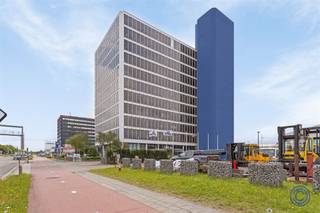 <p><span>Informatie kantoor</span></p><p><span>Prestigieus kantoorgebouw met ca. 2.298m² beschikbare oppervlakte op strategische locatie in Antwerpse haven! Op een steenworp van het stadscentrum. Vlakbij de Antwerpse ring en de autosnelweg naar Nederland.</span></p><p><span>Recent gerenoveerde kantoorunits met tal van mogelijkheden en faciliteiten in het gebouw. </span></p><p><span> </span></p><ul><li><span>Verdieping 1: 842 m² Beschikbaar</span></li><li><span>Verdieping 2: 620m² Beschikbaar</span></li><li><span>Verdieping 3: 253m² Beschikbaar</span></li><li><span>Verdieping 3: 301m² Beschikbaar</span></li></ul><p><span> </span></p><p><span>Achter het kantoor gebouwd bevindt zich ook nog een groot magazijn van ca. 600m², deze kan men ook mee huren. Hierop zullen ook nog zonnepanelen geplaatst worden. </span></p><p><span> </span></p><p><span>Neem zeker contact op voor meer te weten te komen over dit pand. Dit kan via <span>frank@ccimmo.be</span></span><span> of +32 475/26.16.66</span></p><p><span> </span></p><p><span>Extra's:</span></p><ul><li><span>In-house conciërge.</span></li><li><span>Mogelijk tot vrij inrichten ruimtes.</span></li><li><span>Beschikbare parkeerplekken achter en naast het gebouw.</span></li><li><span>Laadpalen voor elektrische wagens.</span></li><li><span>Fietsenberging met oplaadmogelijkheden, inclusief douchekamers en lockers.</span></li><li><span>Zonnepanelen zullen kortelings geïnstalleerd worden (45% minder energieconsumptie)</span></li><li><span>Volledig vernieuwde HVAC.</span></li><li><span>Fitness ter beschikking van de huurders.</span></li><li><span>Onbemande food shop ter beschikking van de huurders. </span></li><li><span>Groen eiland zal worden aangelegd op de parking.</span></li><li><span>Buiten wordt eind 2024 volledig opfrist, met nieuwe basis kleur.</span></li><li><span>Maandelijks netwerkevents in het gebouw.</span></li><li><span>Mogelijkheid tot huren extra vergaderruimtes of flexplekken.</span></li></ul><p><span> </span></p><p><span>Algemene Informatie</span></p><ul><li><span>Prijzen te bespreken vanaf 115 EUR/m².</span></li><li><span>Maandelijkse vaste kosten ten laste van de huurder.</span></li><li><span>Privatieve meters voor gas, water en elektriciteit. </span></li><li><span>Beschikbaarheid: Onmiddellijk.</span></li><li><span>Onroerende voorheffing ten laste van de huurder.</span></li></ul><p><span> </span></p><ul><li><span>Plaatsbeschrijving door CC Immo: 1.400 EUR excl. btw per partij.</span></li></ul><p><span> </span></p><p><span>Gebouw</span></p><ul><li><span>Gebouw bestaande uit een kelder, gelijkvloers en 10 verdiepingen.</span></li><li><span>Autostaanplaatsen naast en achter het gebouw.</span></li><li><span>Overdekte fietsenstalling in het gebouw.</span></li><li><span>Lift(en) aanwezig.</span></li></ul><p><span> </span></p><p><span>Ligging</span></p><ul><li><span>Gelegen nabij de haven van Antwerpen met tal van uitvalswegen in iedere richting. </span></li><li><span>Midden in de Rand Antwerpen Noord.</span></li><li><span>Perfecte bereikbaarheid met openbaar vervoer en personen wagens!</span></li><li><span>MOBISCORE: 8,0/10!</span></li></ul><p><span> </span></p><p><span>*De informatie in deze prospect is ter informatieve titel: de kandidaat-huurders moeten hun eigen zaak maken van het verkrijgen, controleren en interpreteren van deze informatie.</span></p><p><span> </span></p>