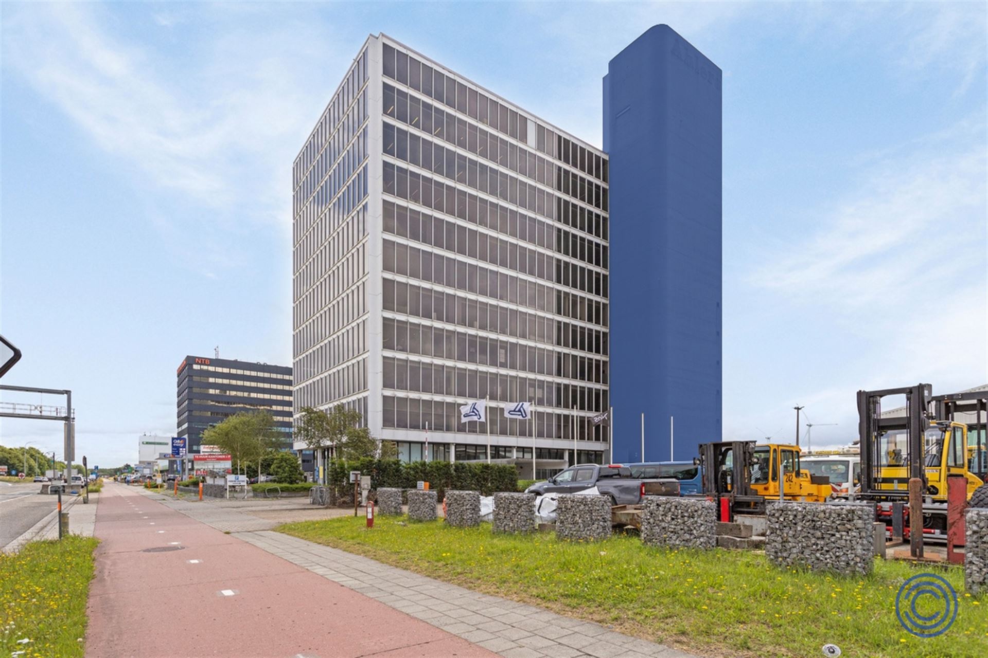 Prestigieuze kantoorruimtes te huur op praktische locatie! Met huurprijzen van 115 EUR/m² - foto 1