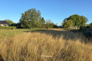 VALIMMAS verkoopt dit prachtig gelegen perceel bouwgrond, bestemd voor een ruime driegevelwoning. Goedgekeurde verkaveling (2 loten) dd 18/07/2022...