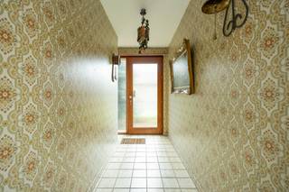 Palton troeven:<br />- Gunstige ligging<br />- Perceel van ca. 714 m²<br />- 3 slaapkamers<br />- Gelijkvloers wonen <br /><br /><br />Welkom bij de Kabienstraat 9 te Poppel! Deze te renoveren charmante woning bevindt zich op een ruim perceel van ca. 720 m² gelegen in het centrum van Poppel. <br /><br />Op het gelijkvloers komt u via de centraal gelegen inkomhal uit in de keuken (12 m²) uitgerust met onder andere een keramische kookplaat, oven koelkast, en dampkap. Via de keuken is de doorgang naar de proviandkelder en toagang tot de kruipkelder. Aan de voorzijde van de woning heeft u toegang tot de woonkamer (34 m²) voorzien van een PVC vloer, een gezellige haard, en elektrisch bediende rolluiken. Tevens is er op het gelijkvloers een badkamer voorzien met ligbad, douche en lavabo. Naast de badkamer is er nog een apart toilet. Op het gelijkvloers bevind zich tevens nog de ruime wasplaats waar de verwarmingsketel is geplaatst. Bovendien zijn er nog drie slaapkamers op het gelijkvloers van 12 m², 10 m² en 10 m².<br /><br />Via een vlizo trap komt u op de zolderverdieping die nog naar eigen wens in te richten is.<br /><br />Aan parkeerplaats is geen gebrek dankzij de vrijstaande garage met een sectionaaldeur, en de ruime inrit. De aangelegde tuin aan de achterzijde biedt volop privacy.<br /><br /><span>Bent u opzoek naar een te renoveren woning, op ,een ideale locatie en met een prachtig perceel in Poppel? Neem dan snel contact op via Judith@palton.be of bel naar 00324 92 78 31 74</span>