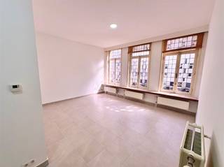 <p>Charmant 1-slaapkamerappartement op toplocatie – Nationalestraat/Franckenstraat, Antwerpen</p><p>Op de hoek van de Nationalestraat en Franckenstraat bevindt zich dit aangename appartement op de 1ste verdieping, ideaal voor wie centraal wil wonen in Antwerpen.</p><p>De leefruimte aan de voorzijde geniet van veel licht en biedt plaats voor zithoek en eethoek.</p><p>De keuken achteraan is uitgerust met een nieuwe ijskast, elektrisch kookvuur en hete luchtoven.</p><p>Slaapkamer achteraan zorgt voor optimale rust en privacy.</p><p>Naast de slaapkamer bevindt zich de badkamer met bad, lavabo en toilet. Er is ook een praktische berging aanwezig.</p><p>Topligging nabij het historische centrum, het Zuid en de Kammenstraat. In de buurt vind je tal van winkels, restaurants, cafés en openbaar vervoer. Het Museum van Schone Kunsten en het M HKA liggen op wandelafstand.</p>