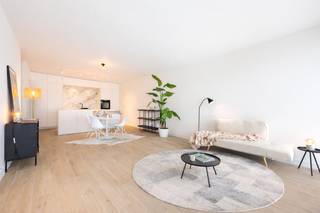 Ontdek dit luxueus afgewerkte nieuwbouwappartement waar hedendaags comfort en stijlvolle architectuur naadloos samenkomen.INDELING:Bij het betreden...